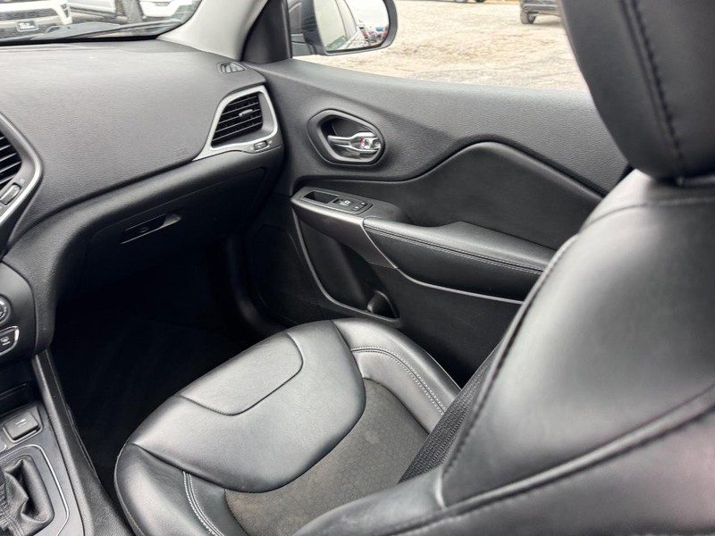 Jeep Cherokee Vehicle Image 15