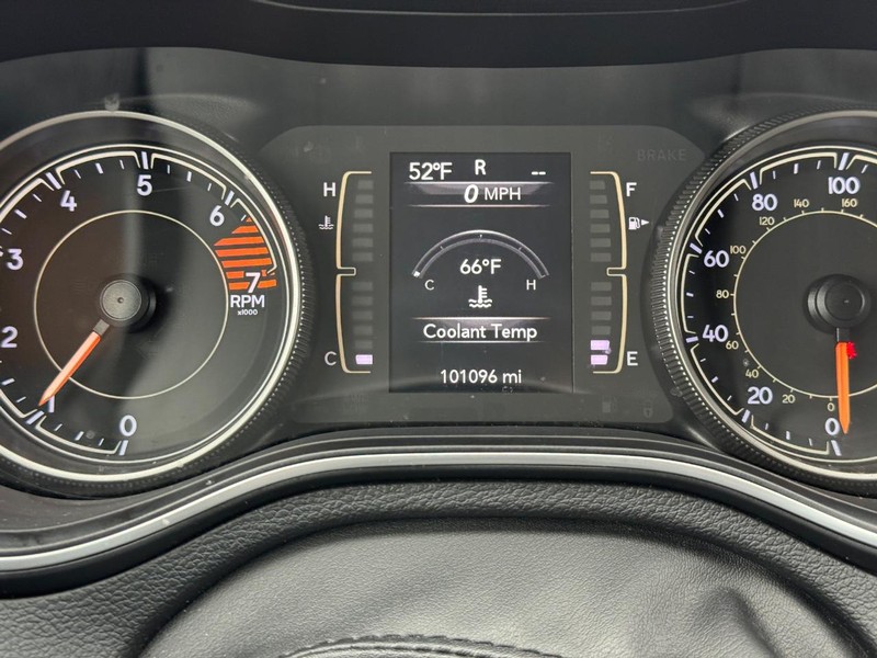 Jeep Cherokee Vehicle Image 22