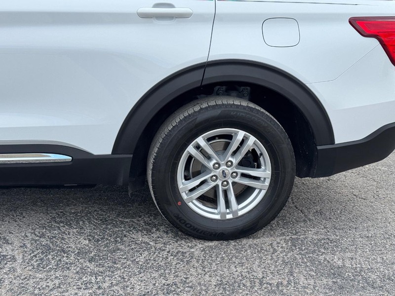 Ford Explorer Vehicle Image 11