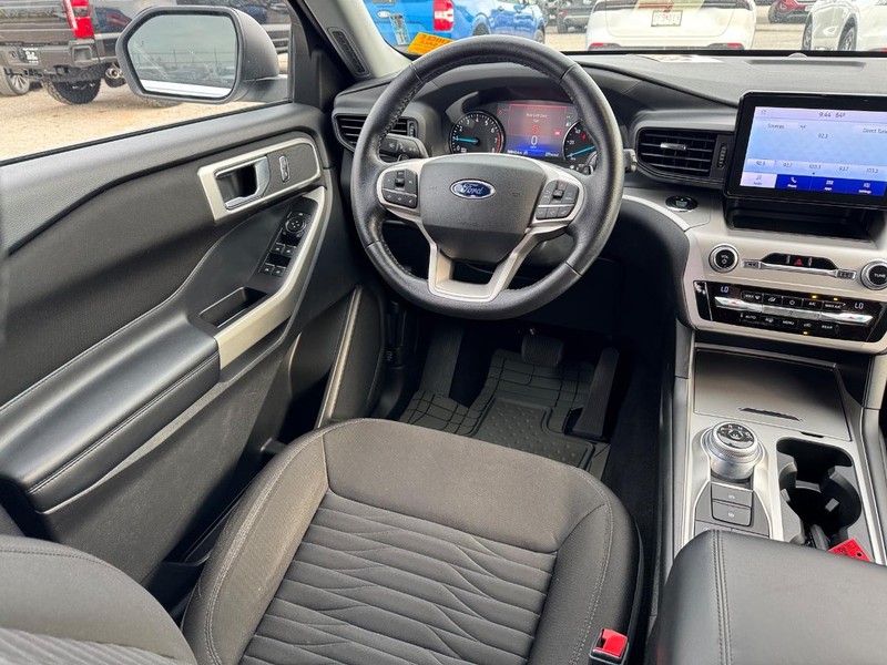 Ford Explorer Vehicle Image 15