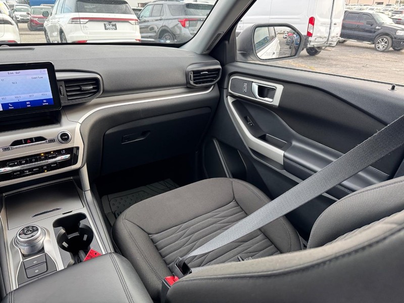 Ford Explorer Vehicle Image 17