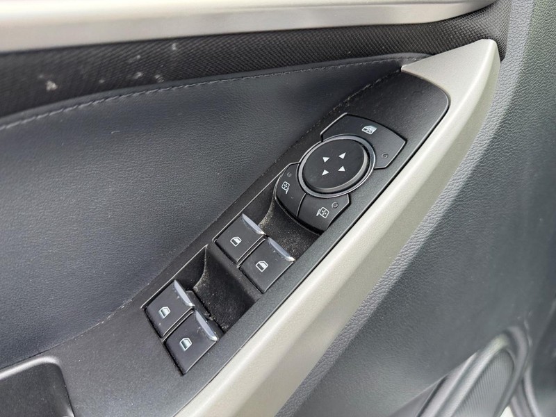 Ford Explorer Vehicle Image 19