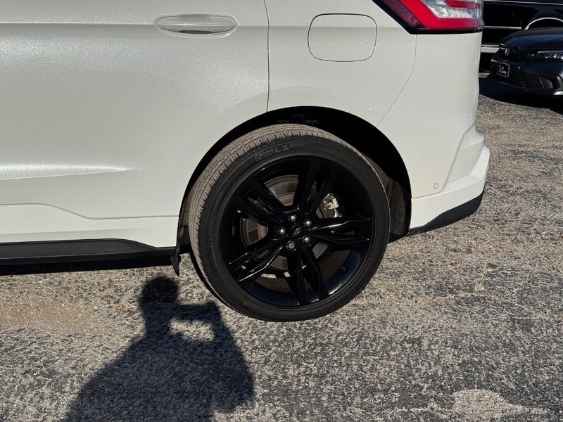 Ford Edge Vehicle Full-screen Gallery Image 11