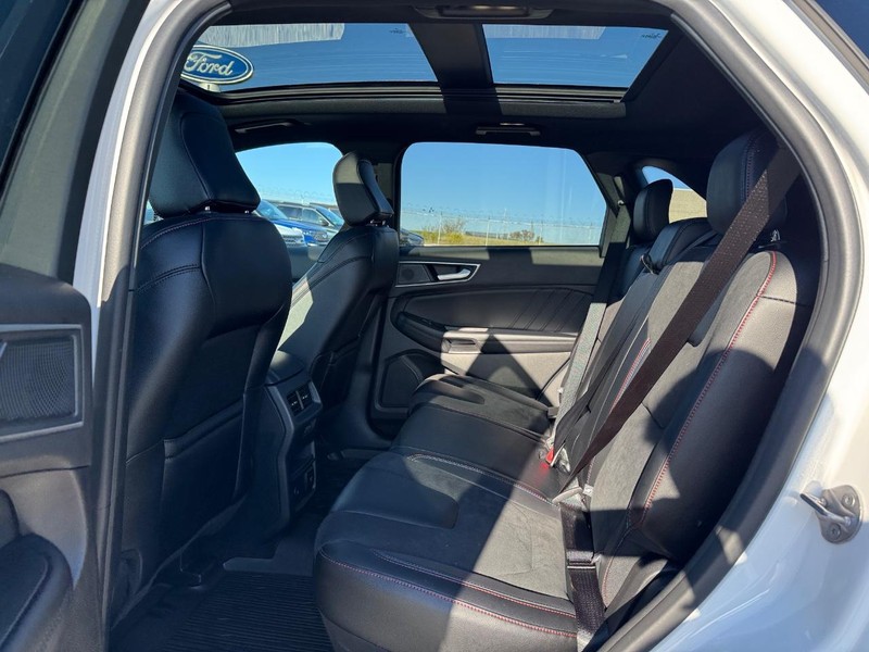 Ford Edge Vehicle Full-screen Gallery Image 12