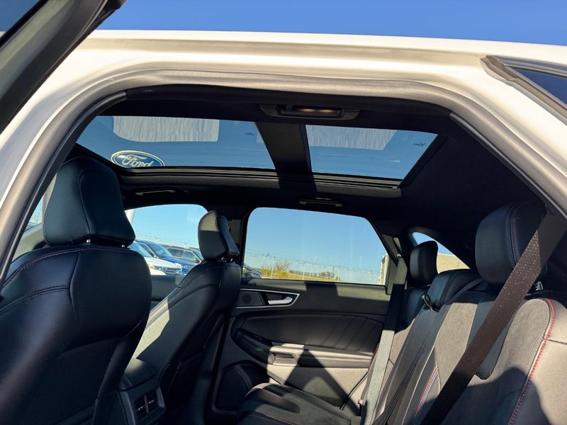 Ford Edge Vehicle Full-screen Gallery Image 13