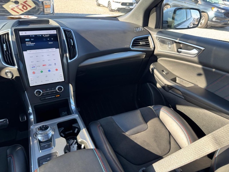 Ford Edge Vehicle Full-screen Gallery Image 16