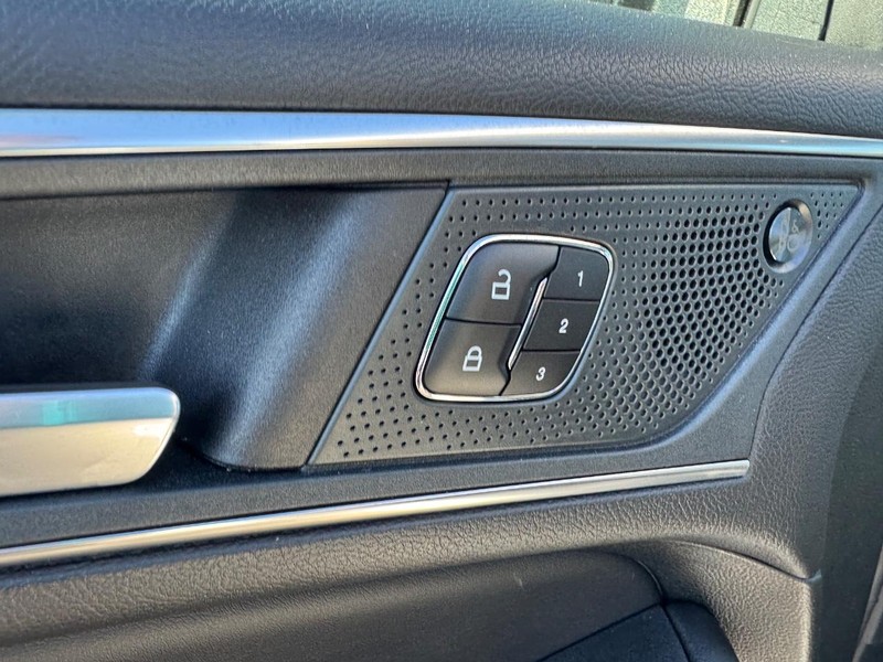 Ford Edge Vehicle Full-screen Gallery Image 19