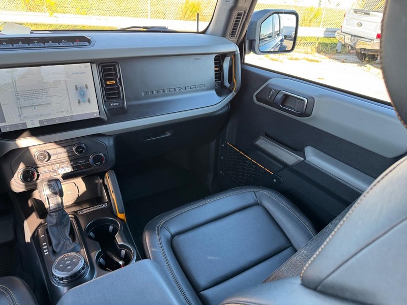 Ford Bronco Vehicle Full-screen Gallery Image 15