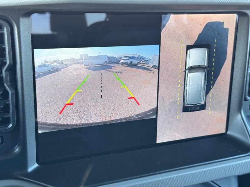 Ford Bronco Vehicle Full-screen Gallery Image 23