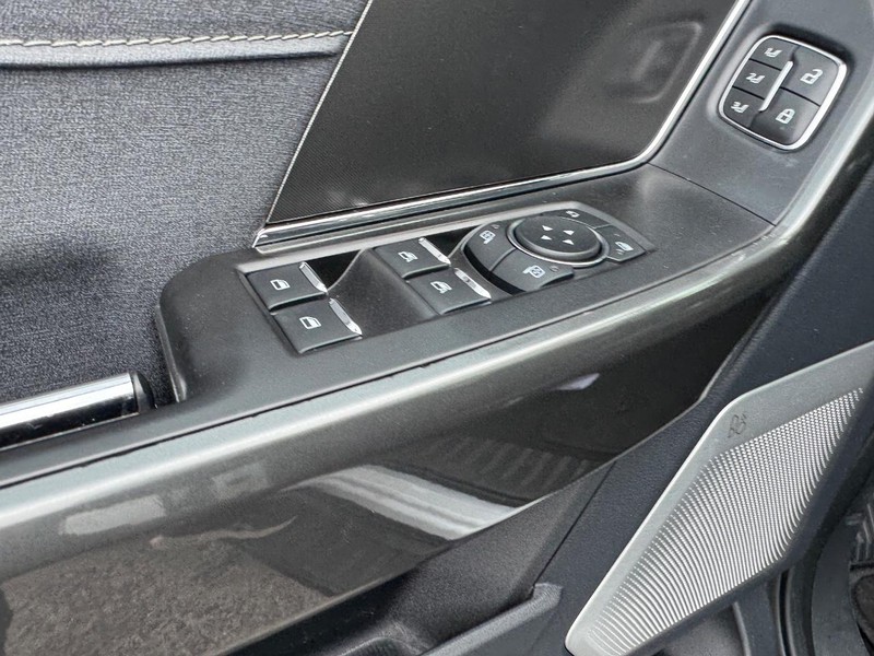 Ford F-150 Vehicle Full-screen Gallery Image 18