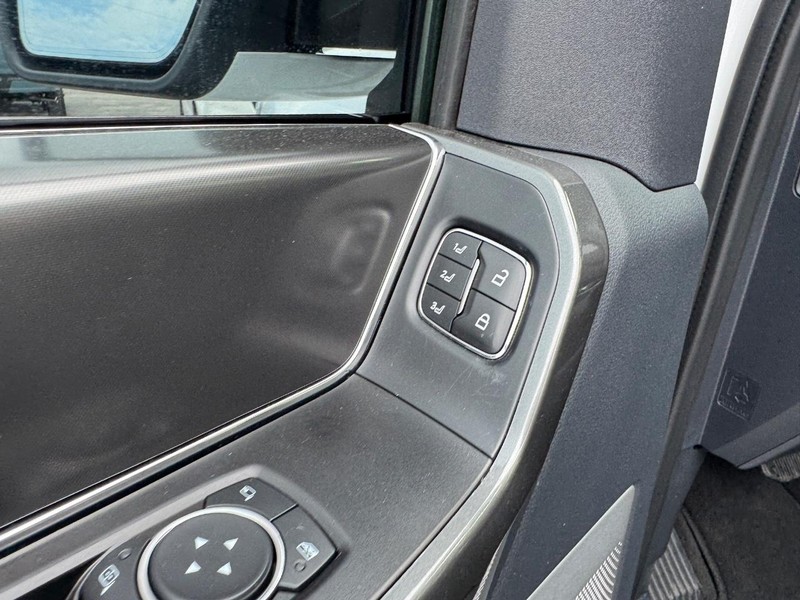 Ford F-150 Vehicle Full-screen Gallery Image 19