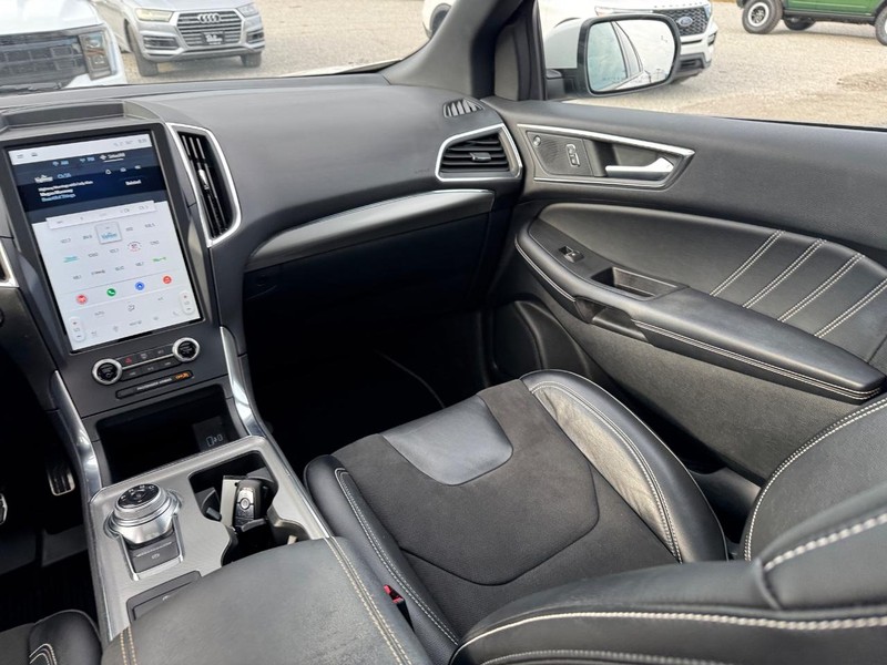 Ford Edge Vehicle Image 16