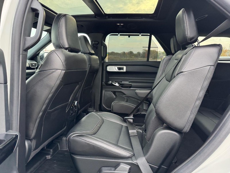 Ford Explorer Vehicle Full-screen Gallery Image 12