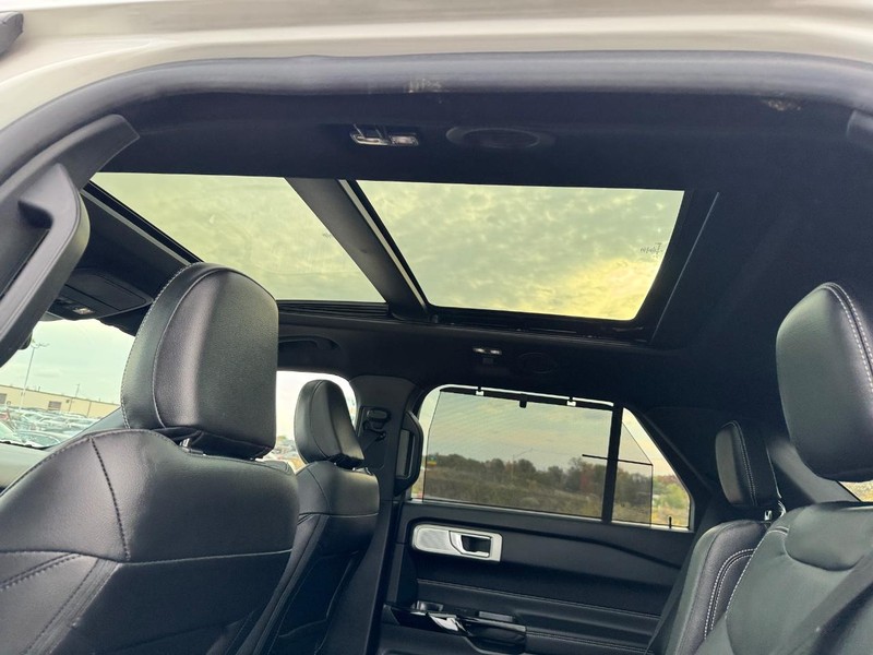 Ford Explorer Vehicle Full-screen Gallery Image 13