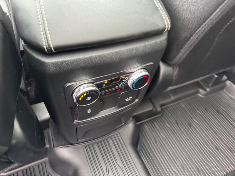 Ford Explorer Vehicle Full-screen Gallery Image 15