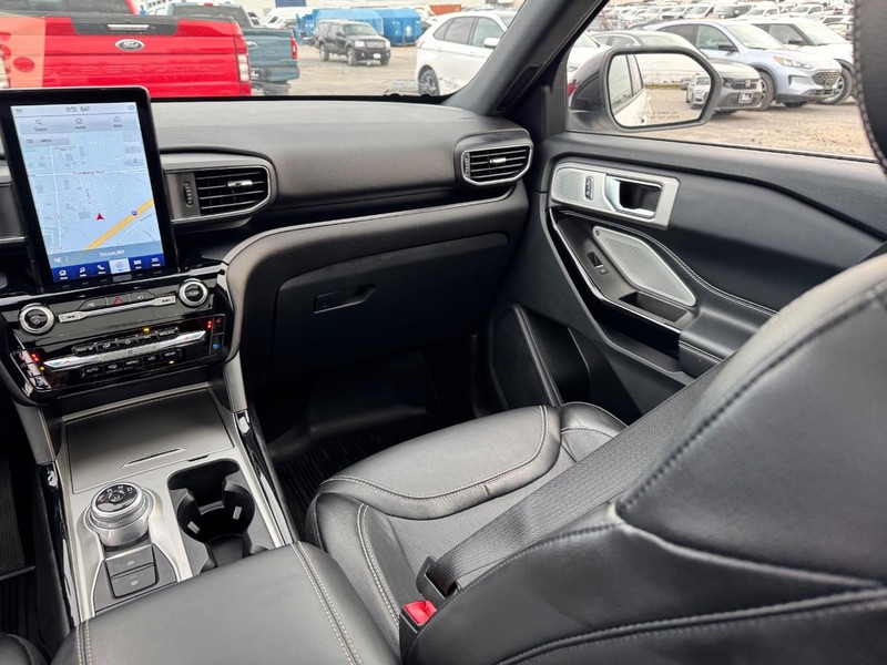 Ford Explorer Vehicle Full-screen Gallery Image 18