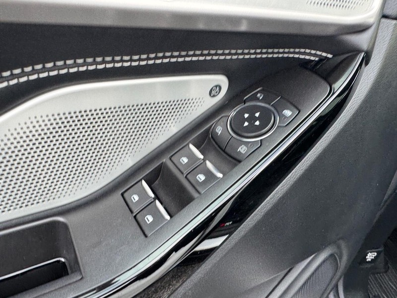 Ford Explorer Vehicle Full-screen Gallery Image 20