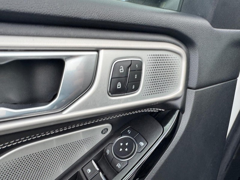 Ford Explorer Vehicle Full-screen Gallery Image 21