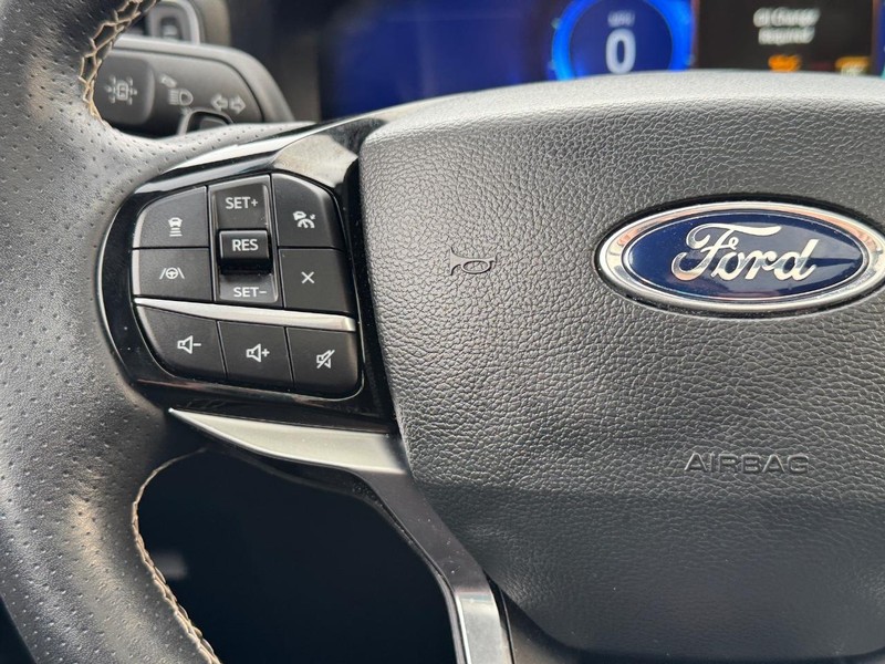 Ford Explorer Vehicle Full-screen Gallery Image 23