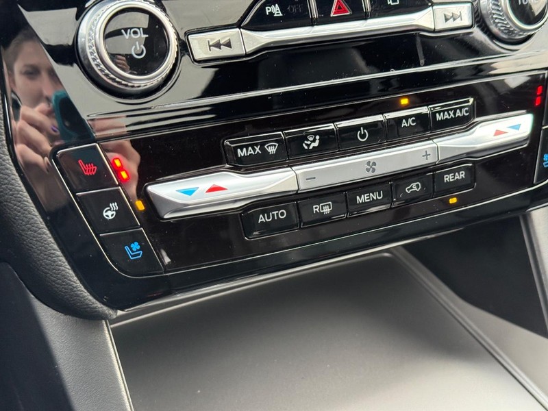 Ford Explorer Vehicle Full-screen Gallery Image 26