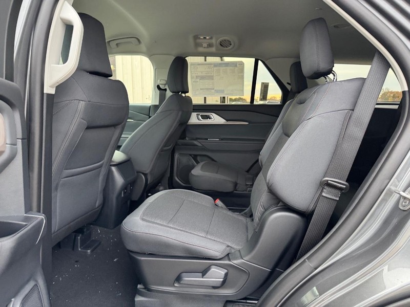 Ford Explorer Vehicle Full-screen Gallery Image 12