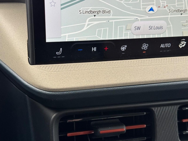 Ford Maverick Vehicle Image 22