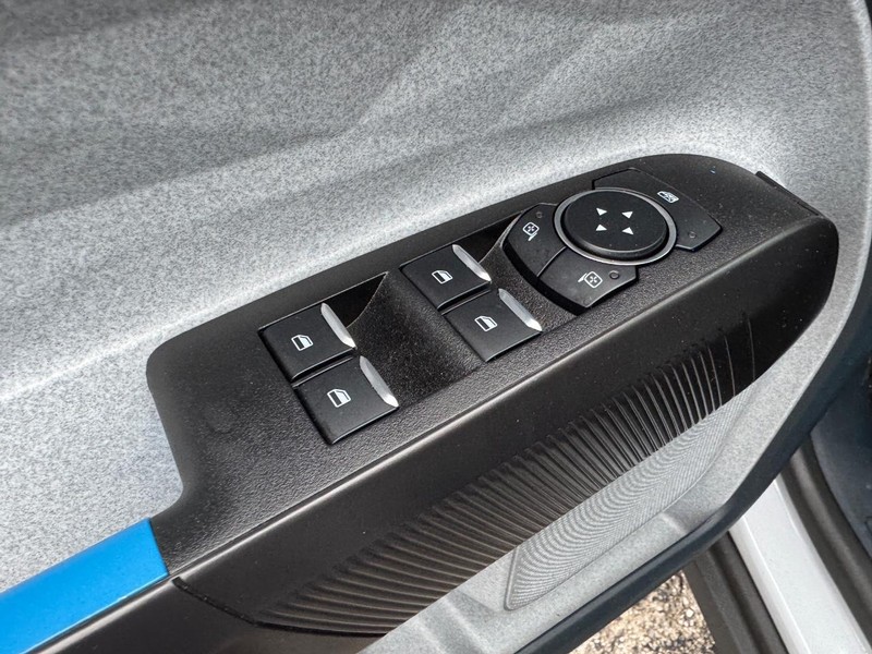 Ford Maverick Vehicle Image 18