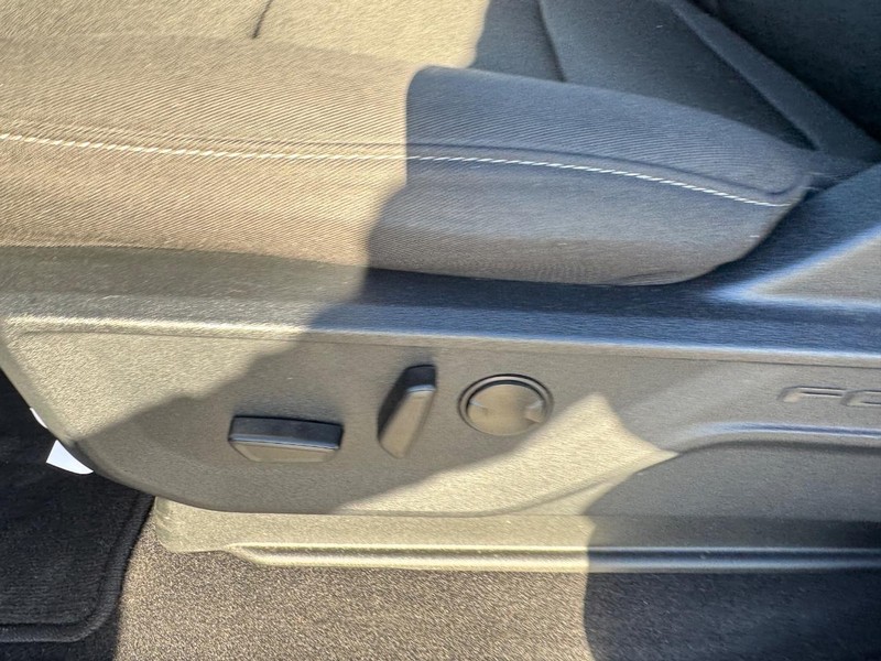 Ford F-150 Vehicle Full-screen Gallery Image 16