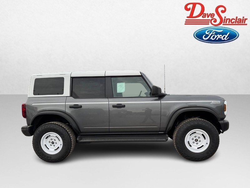 Ford Bronco Vehicle Full-screen Gallery Image 05
