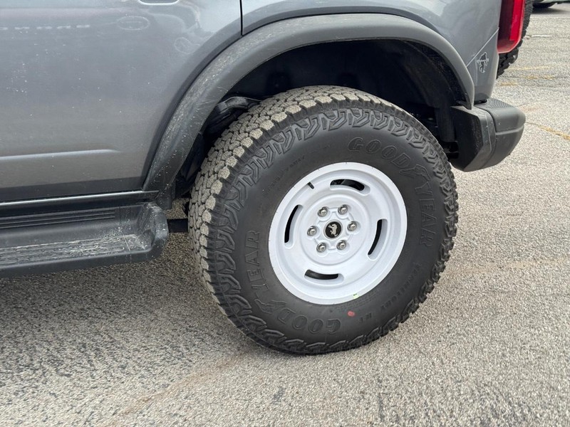 Ford Bronco Vehicle Full-screen Gallery Image 11