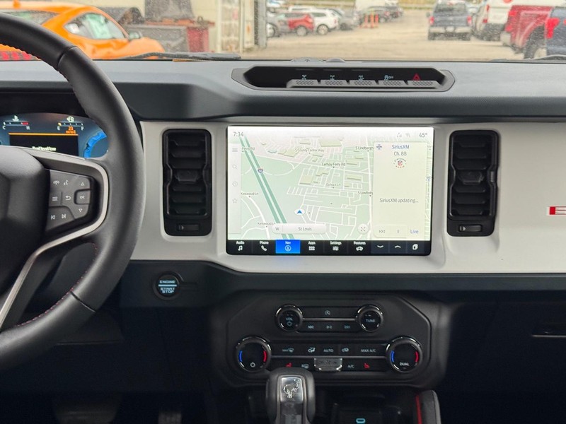 Ford Bronco Vehicle Full-screen Gallery Image 15