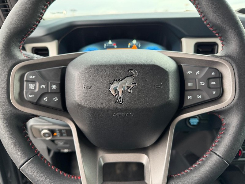 Ford Bronco Vehicle Full-screen Gallery Image 19