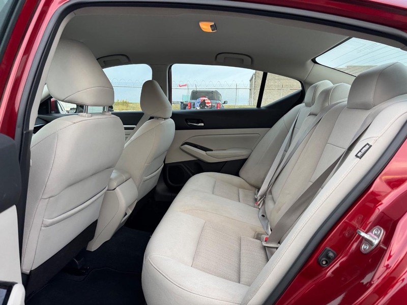 Nissan Altima Vehicle Image 12