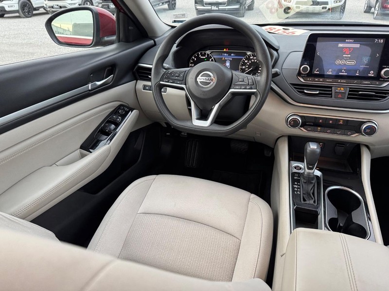 Nissan Altima Vehicle Image 13