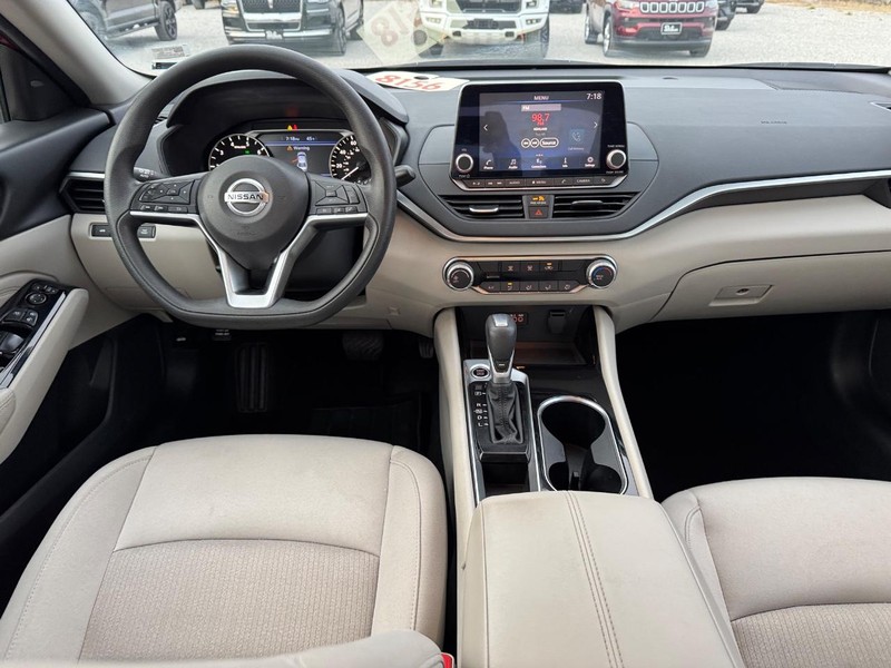 Nissan Altima Vehicle Image 14