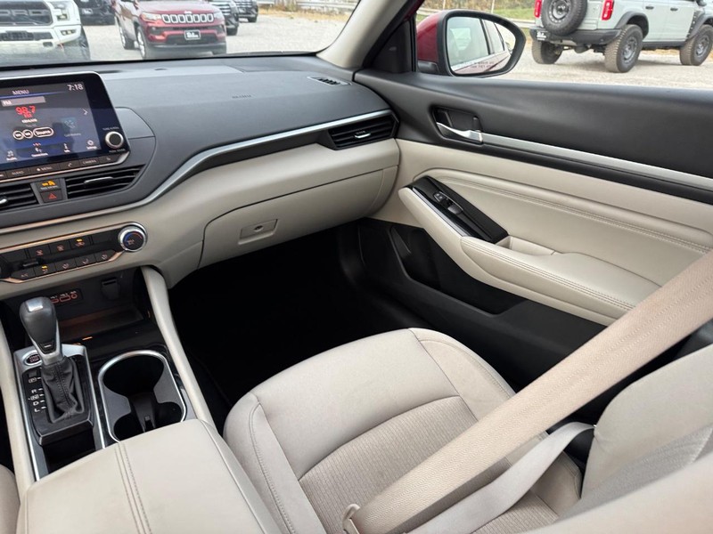 Nissan Altima Vehicle Image 15