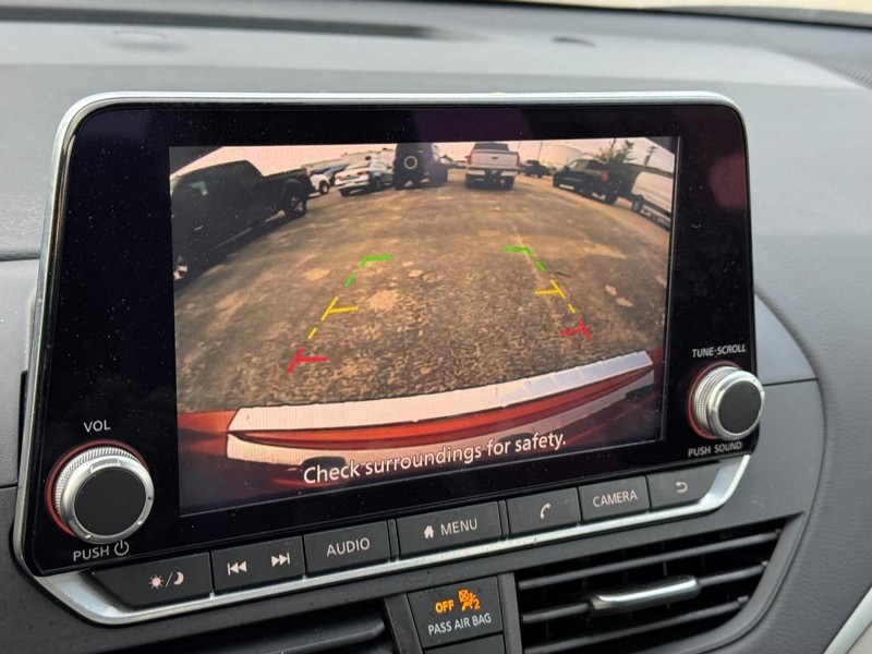 Nissan Altima Vehicle Image 21