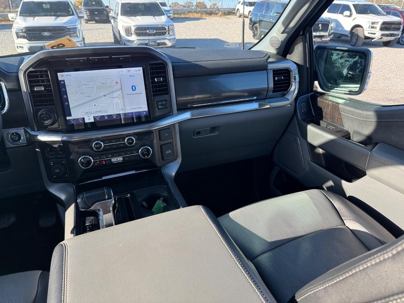 Ford F-150 Vehicle Full-screen Gallery Image 16