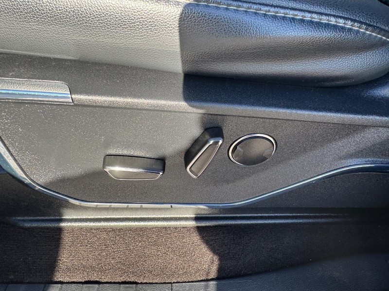 Ford F-150 Vehicle Full-screen Gallery Image 17