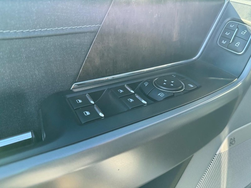 Ford F-150 Vehicle Full-screen Gallery Image 18