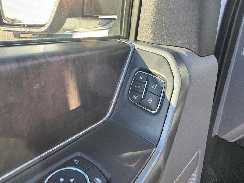 Ford F-150 Vehicle Full-screen Gallery Image 19