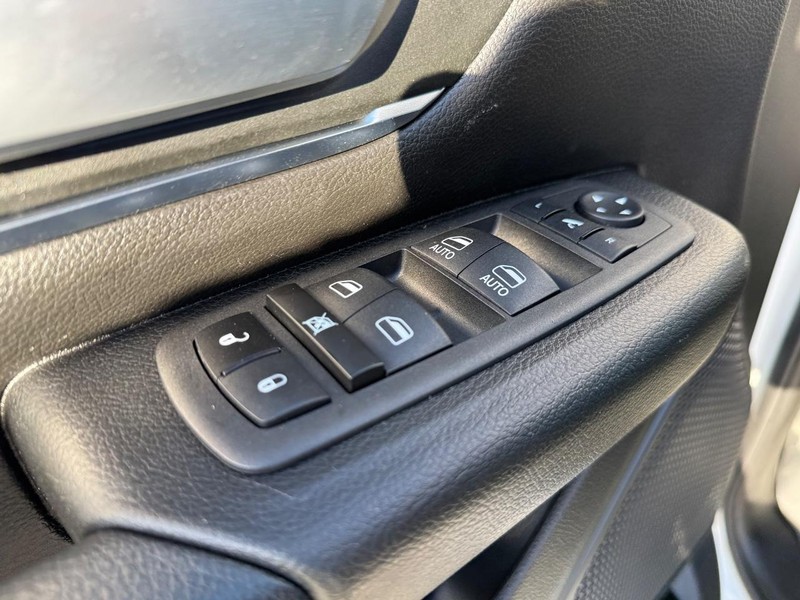 Ram 1500 Vehicle Full-screen Gallery Image 17