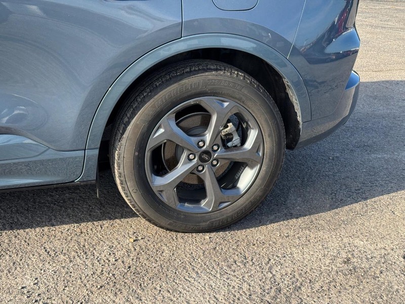 Ford Escape Vehicle Full-screen Gallery Image 11