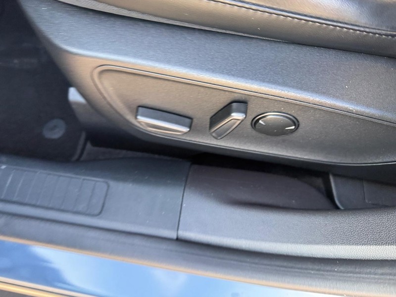 Ford Escape Vehicle Full-screen Gallery Image 16