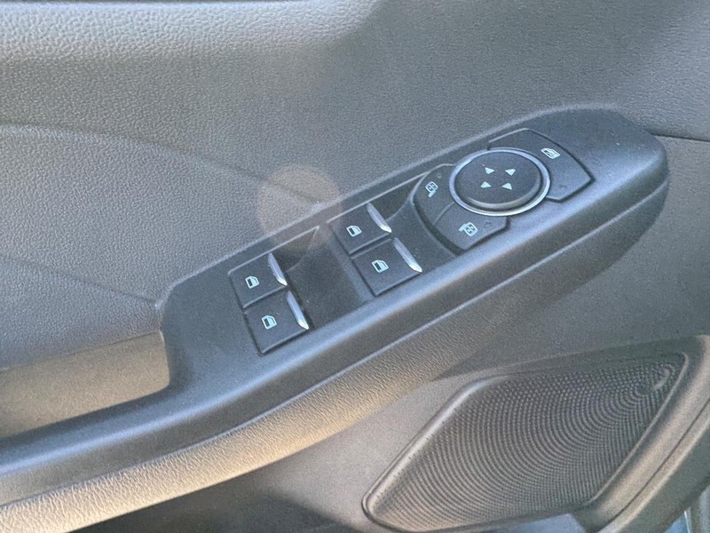 Ford Escape Vehicle Full-screen Gallery Image 17