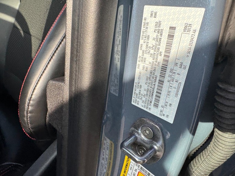 Ford Escape Vehicle Full-screen Gallery Image 25