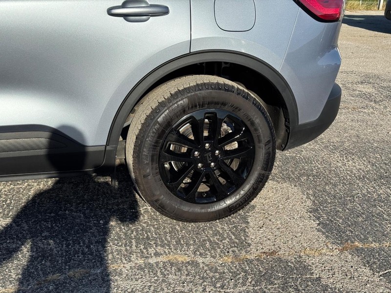 Ford Escape Vehicle Full-screen Gallery Image 11