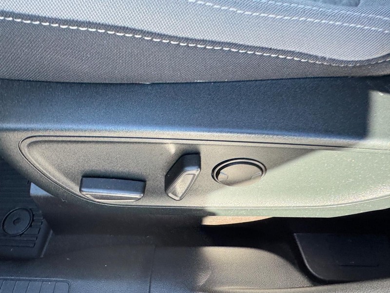 Ford Escape Vehicle Full-screen Gallery Image 17