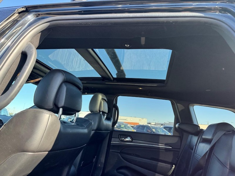 Jeep Grand Cherokee Vehicle Full-screen Gallery Image 13