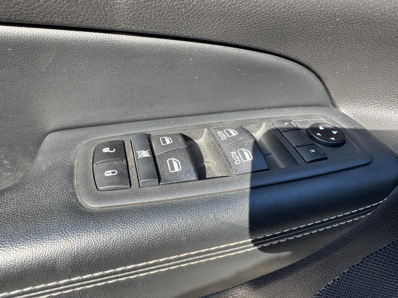 Jeep Grand Cherokee Vehicle Full-screen Gallery Image 18